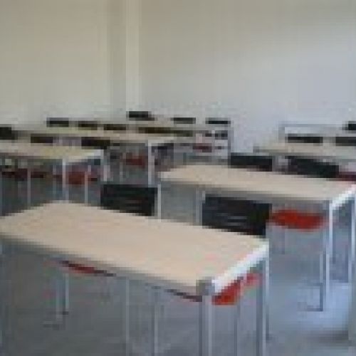 Mesas y sillas aula formación