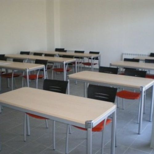 Mesas y sillas aula formación