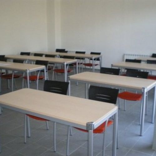 Mesas y sillas aula formación